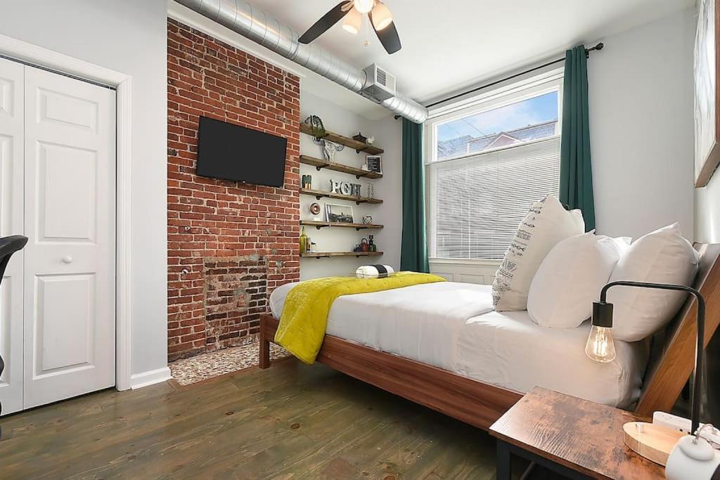 HostWise Stays - The James Apt 1 - Patio, Free Street Parking