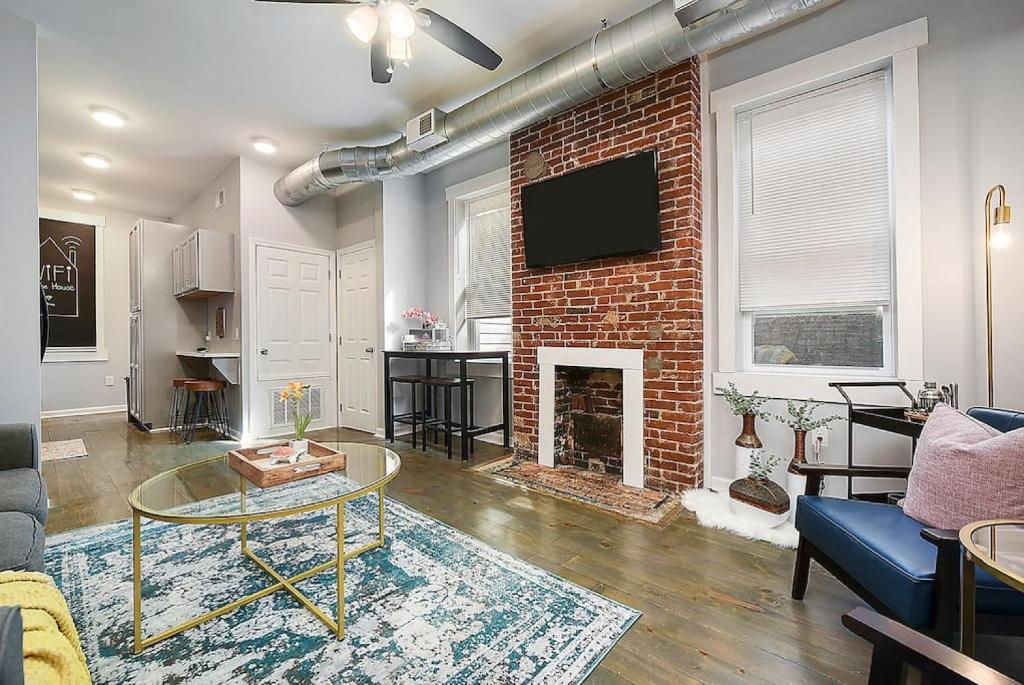 HostWise Stays - The James Apt 1 - Patio, Free Street Parking photo 1