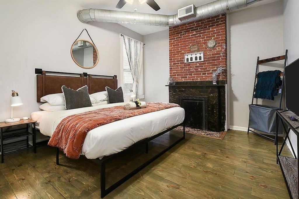HostWise Stays - The James Apt 1 - Patio, Free Street Parking photo 3