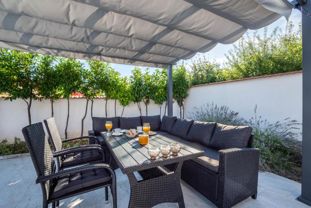 Vacation villa Matic with 7 bedrooms photo 2
