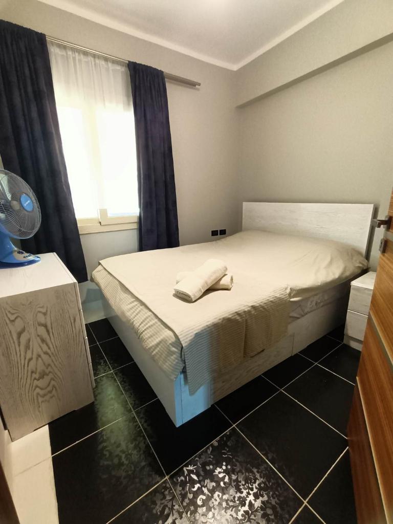 Tony's Privy One bed by Red Sea photo 3