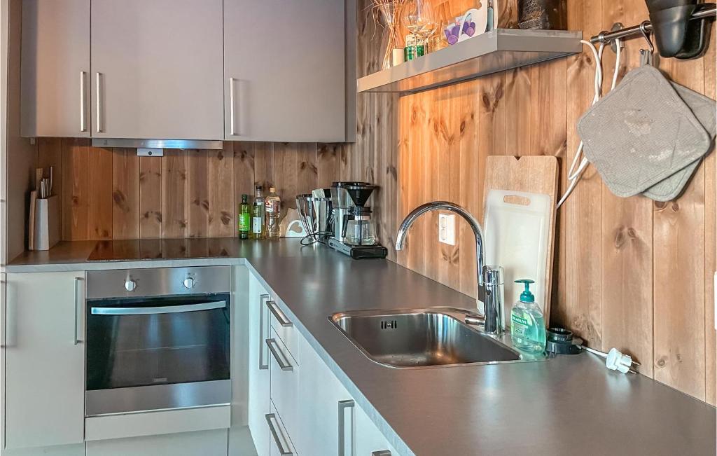 Amazing Home In yer With 5 Bedrooms And Wifi photo 3