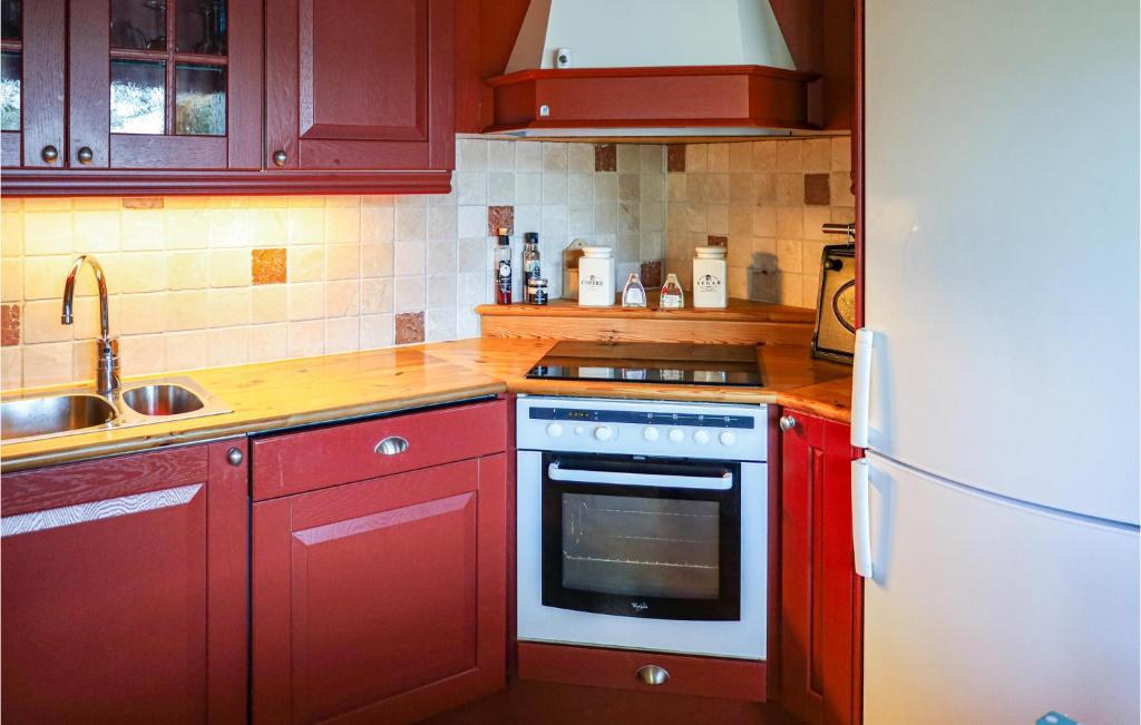 Nice Home In Hebnes With 4 Bedrooms And Wifi photo 4