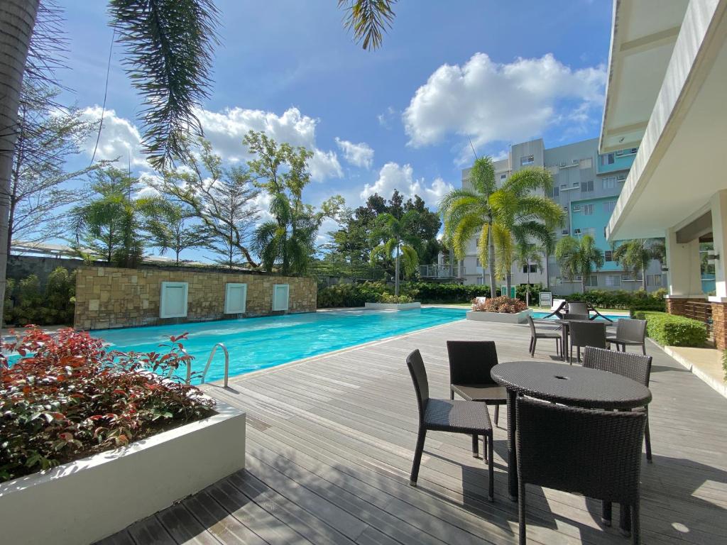 2BR condo within the city! w/ Pool, WIFI & Netflix