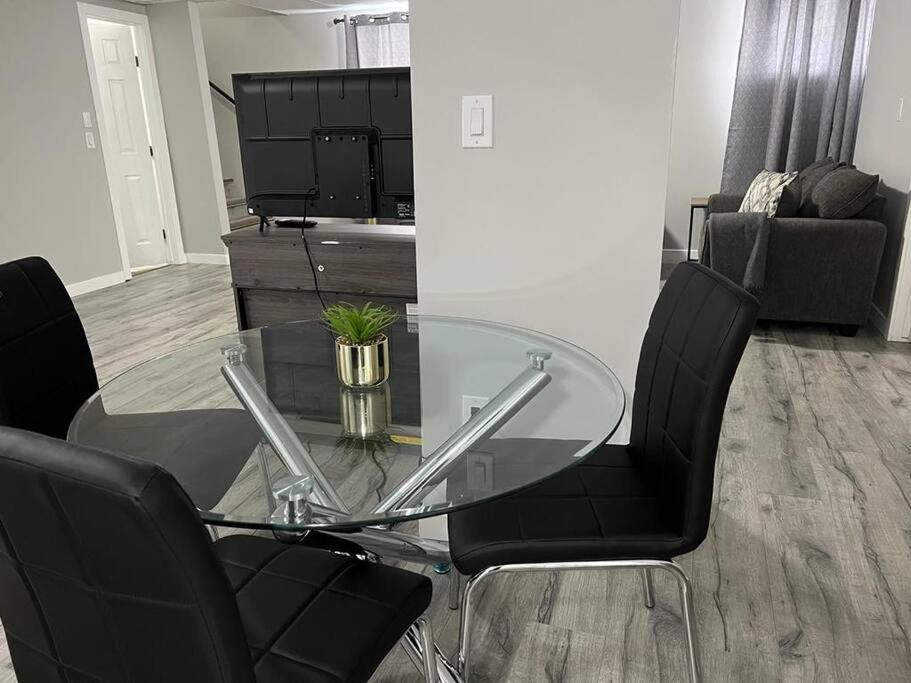Cozy Modern and Lavish 2 Bedroom Basement Suite photo 2