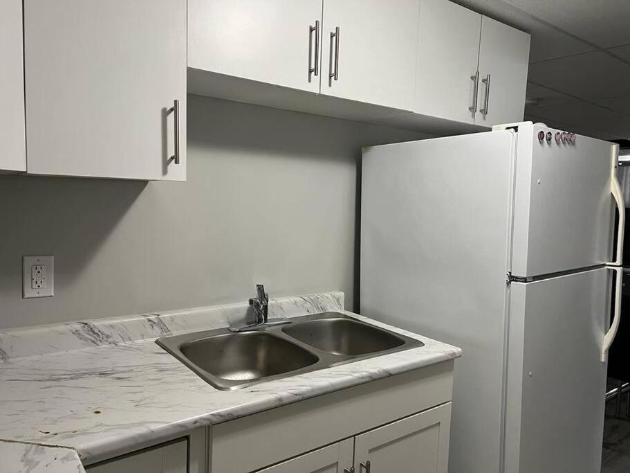 Cozy Modern and Lavish 2 Bedroom Basement Suite photo 4