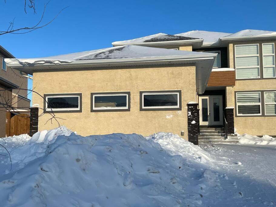 Cozy Modern and Lavish 2 Bedroom Basement Suite