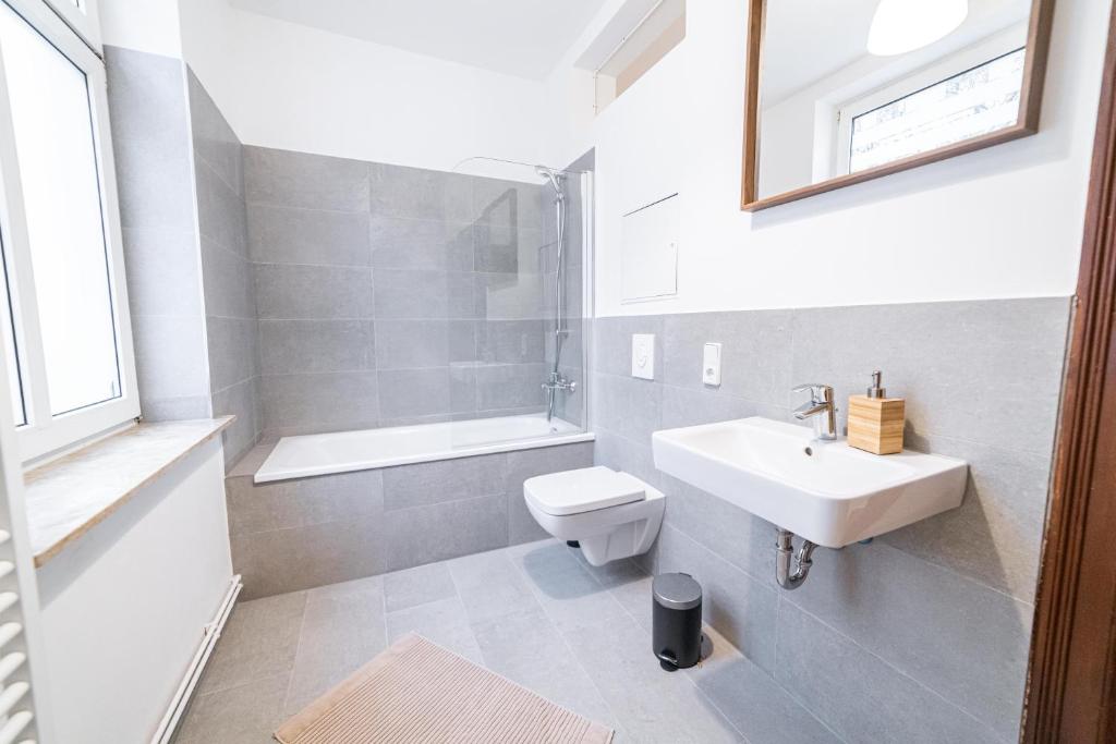 FULL HOUSE 3 Bedroom Apartment Halle NH14 photo 4