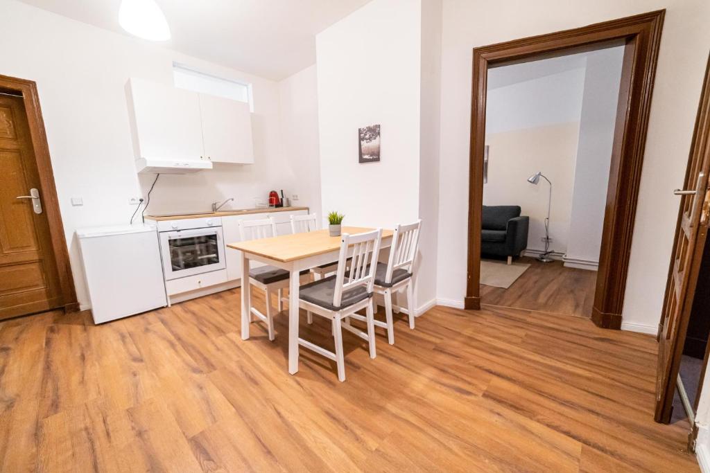 FULL HOUSE 3 Bedroom Apartment Halle NH14 photo 3