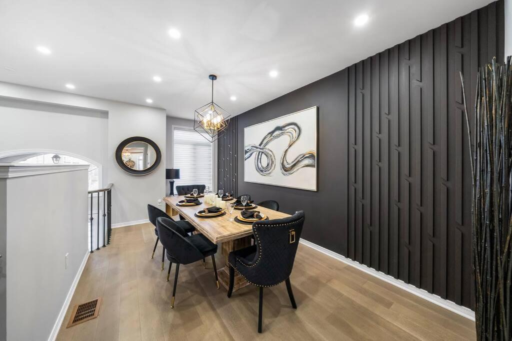 Modern 4 Level home-Game room/Parking/Near Airport photo 2