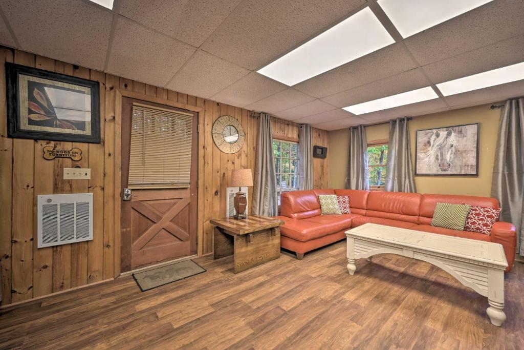 John Wayne Apartment - Deck, BBQ, Horses On-Site photo 3