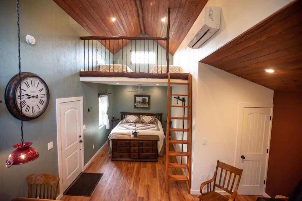 Cowbell Cabin 15min to Downtown Waco photo 1