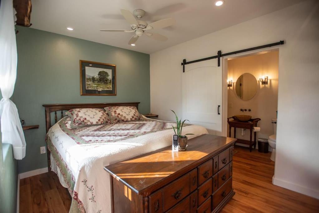 Cowbell Cabin 15min to Downtown Waco photo 3