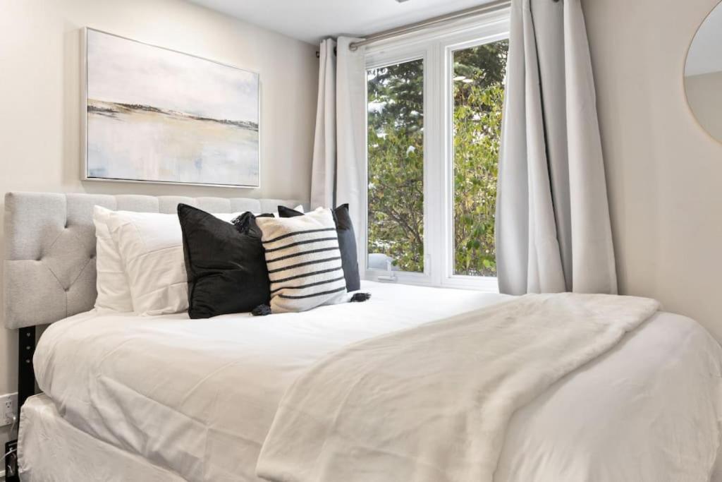 Blue Mountain Chalet Condo with Amazing Location photo 3