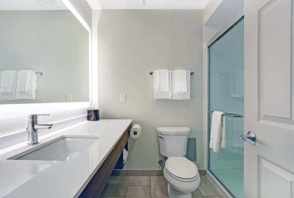 Holiday Inn Express Whitby Oshawa, an IHG Hotel photo 1