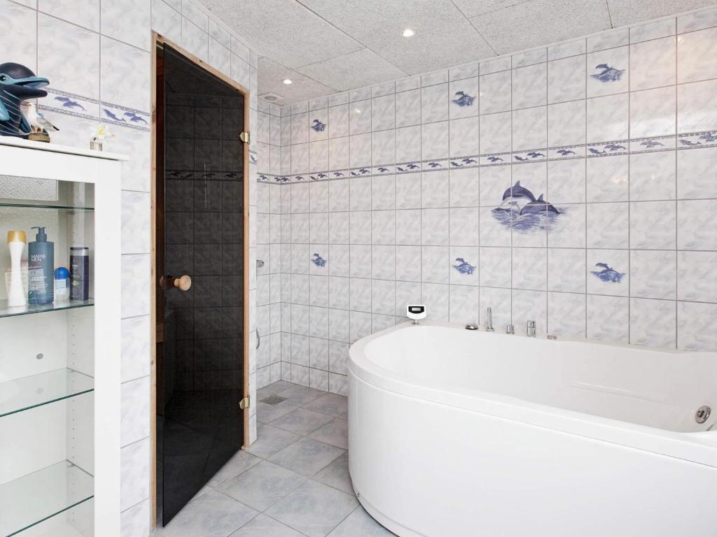 Three-Bedroom Holiday home in Hästveda photo 4