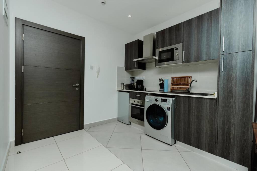 Enjoy Luxury Studio w/Pool @Embassy Gardens photo 2