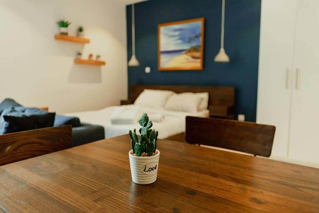 Enjoy Luxury Studio w/Pool @Embassy Gardens photo 4