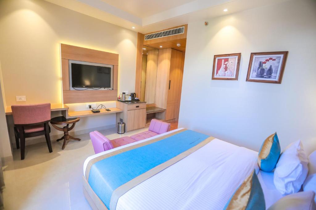 The Elegance Hotel photo 2