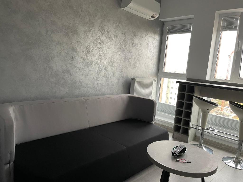 4 Room Penthouse Terrace W18-W19 - Tap to explore photos