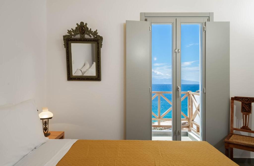 MIKRES CYCLADES DONOUSSA photo 3
