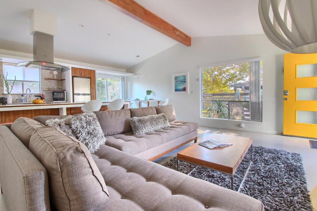 Mid-Century Home, Downtown 7-min Drive, Smart TV