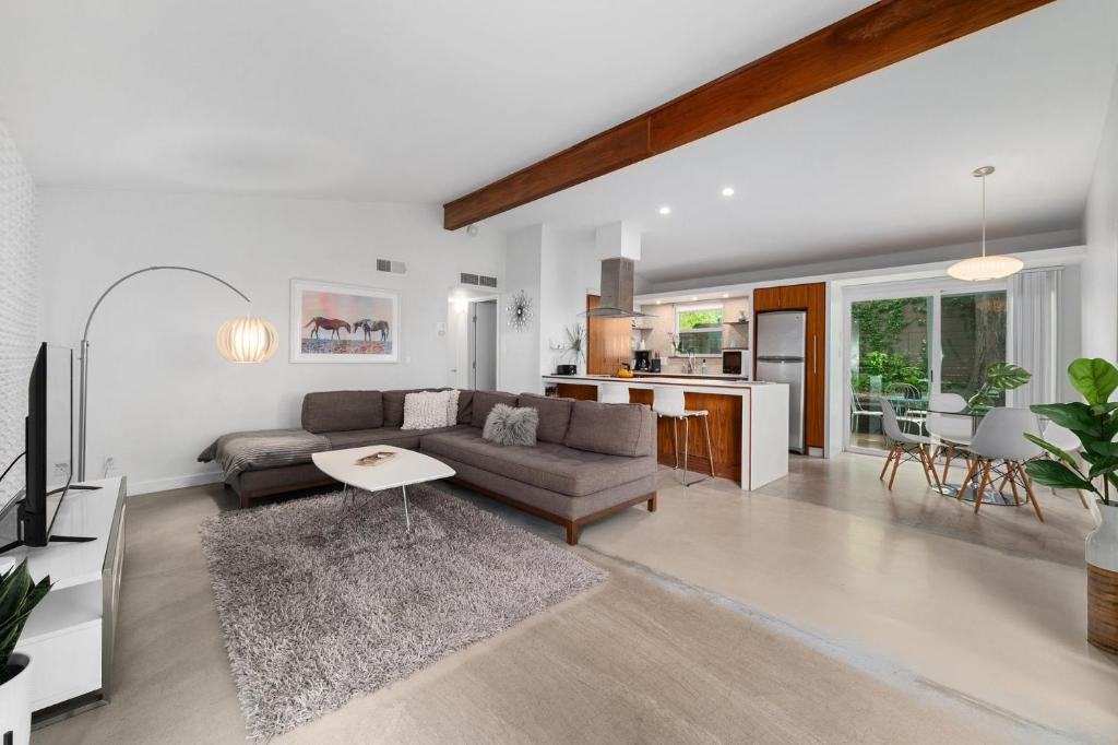 Mid-Century Home, Downtown 7-min Drive, Smart TV photo 1