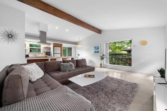 Mid-Century Home, Downtown 7-min Drive, Smart TV photo 3