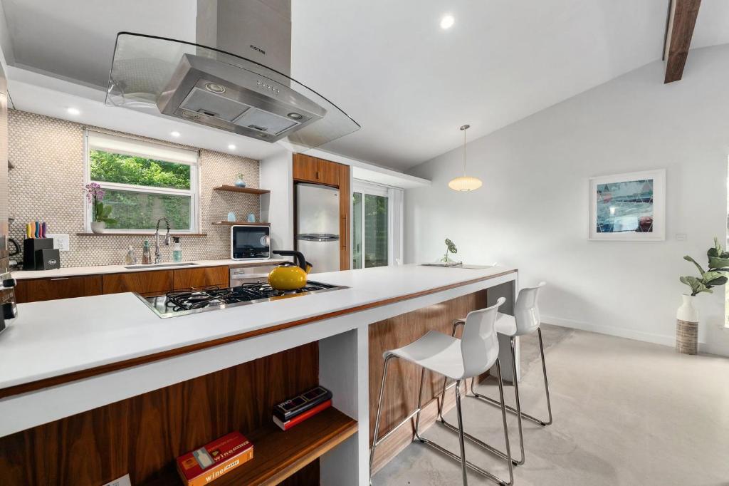 Mid-Century Home, Downtown 7-min Drive, Smart TV photo 4