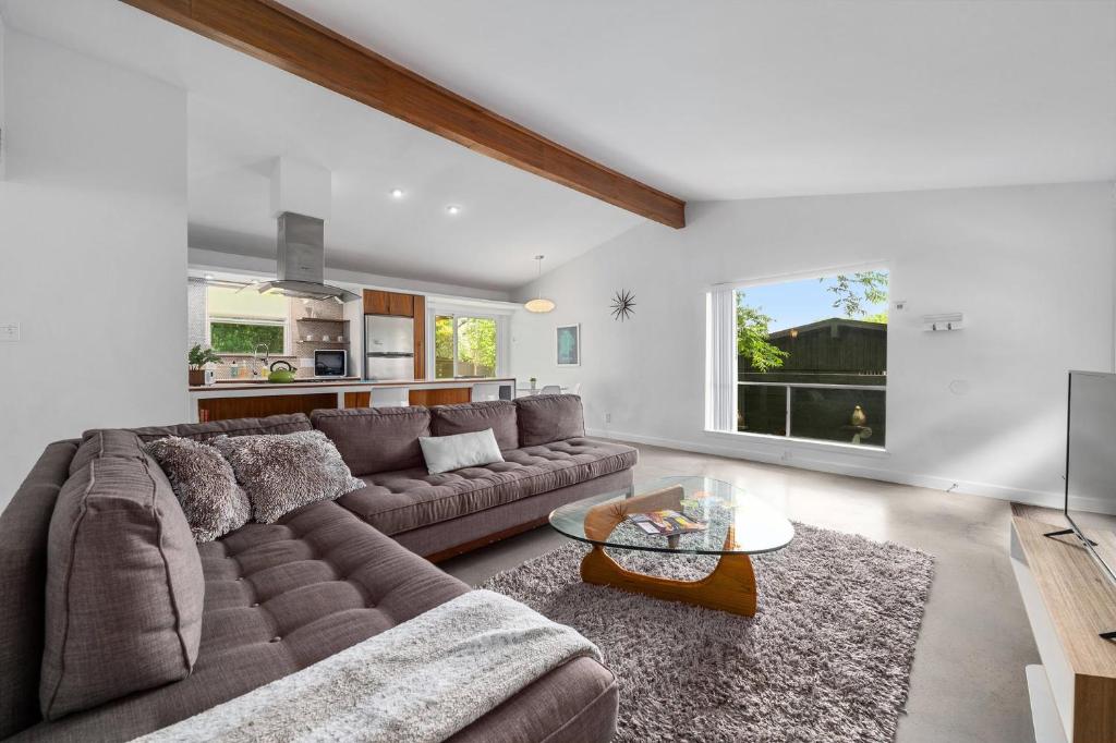 Quiet Haven with Huge Fenced Yard Fast Internet by Lodgewell image