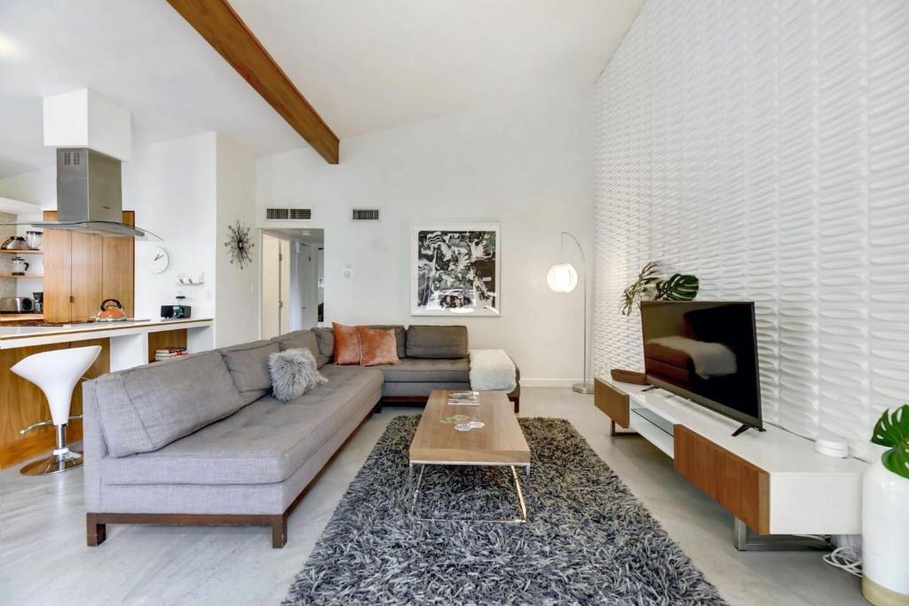 Mid Century Modern near SoCo & DT by Lodgewell image