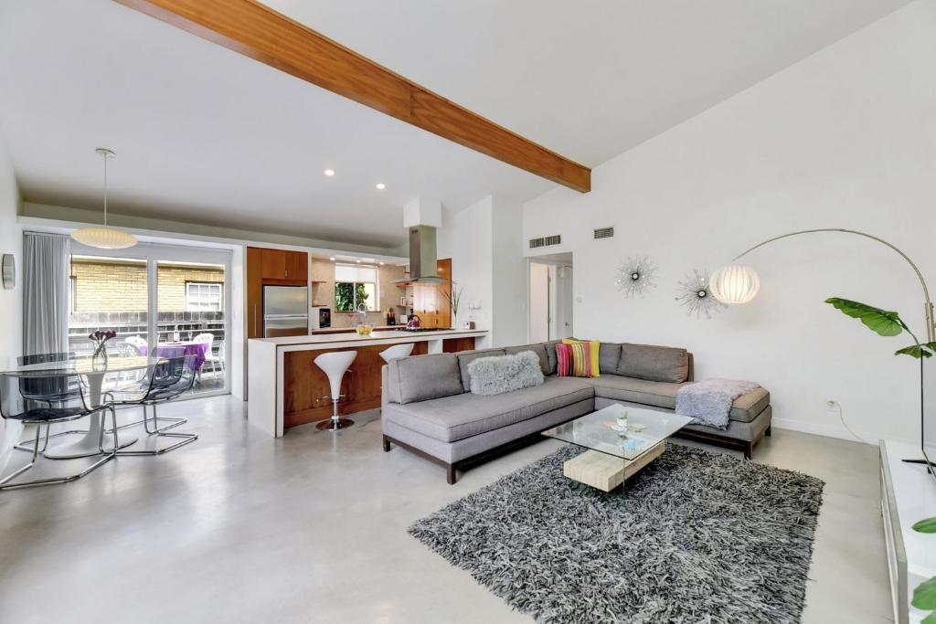 Sunny Mid Century Modern with Parking Patio and Fenced Yard by Lodgewell photo 3