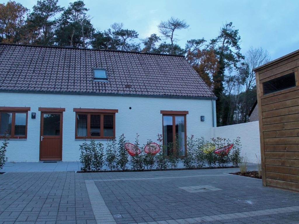 Attractive bungalow with fenced garden photo 4