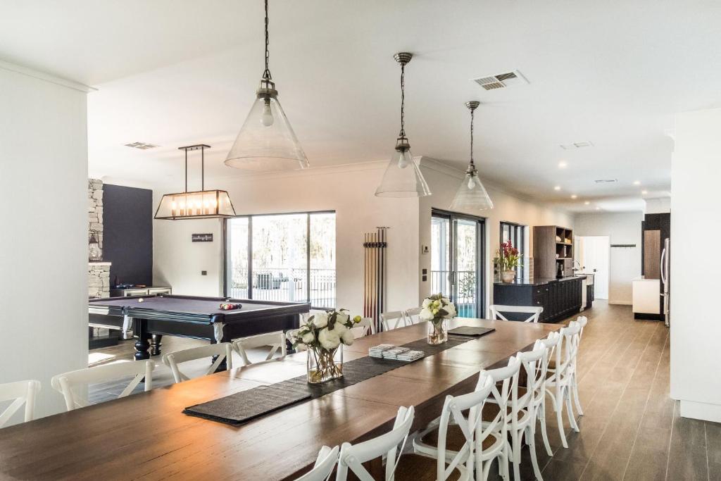 Whitevale Luxury Estate photo 1