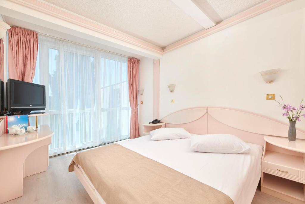 Hotel Zorna Plava Laguna - Tap to explore photos