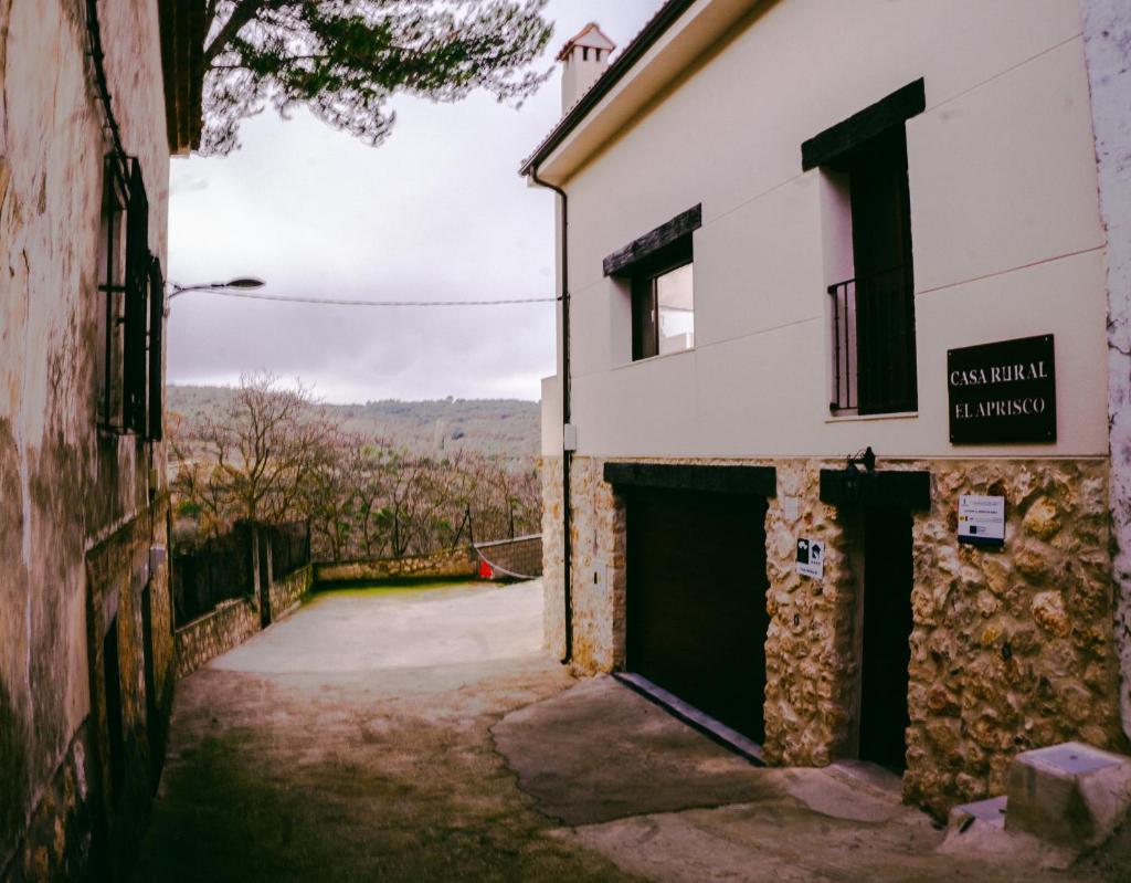El Aprisco, con piscina climatizada en Hueva-Guadalajara photo 3
