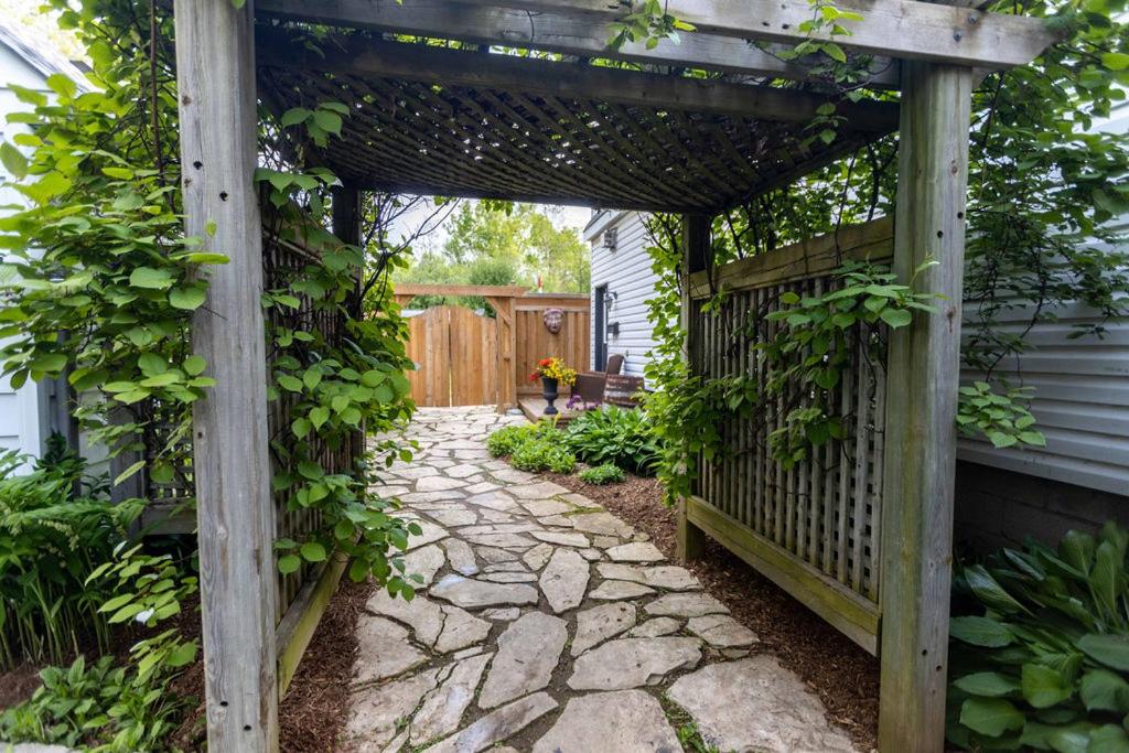 Hamptons Hideaway in Dundas photo 4
