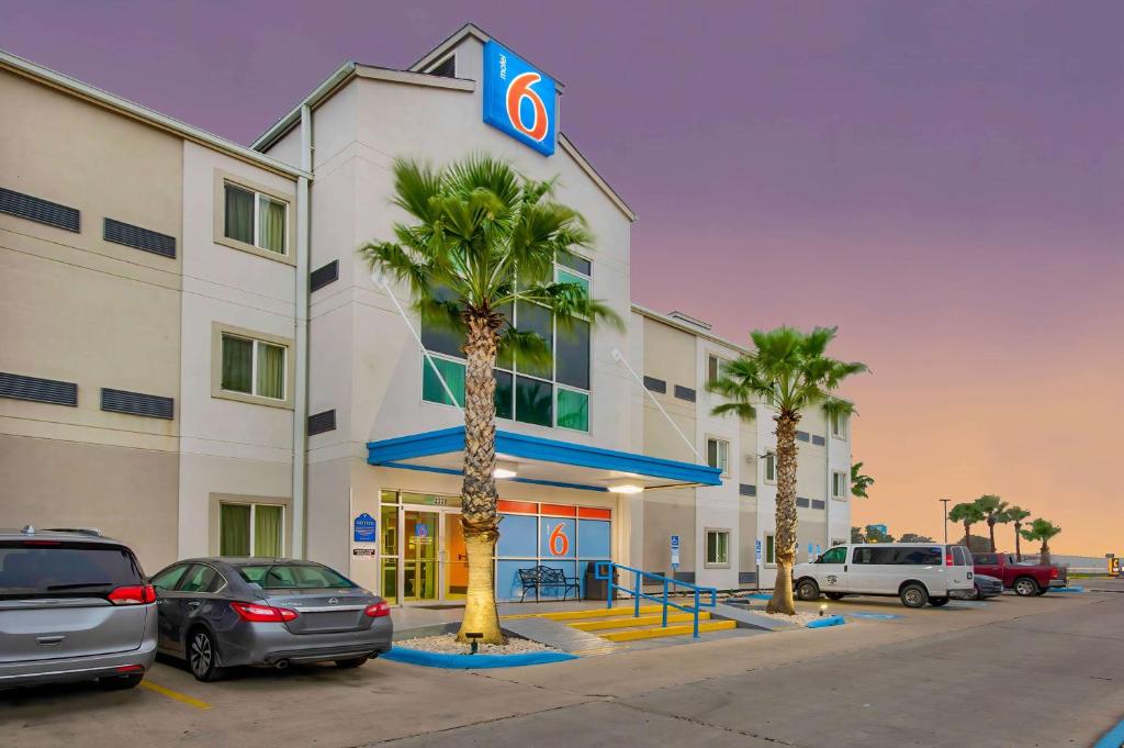 Motel 6-Eagle Pass, TX - Lakeside photo 1