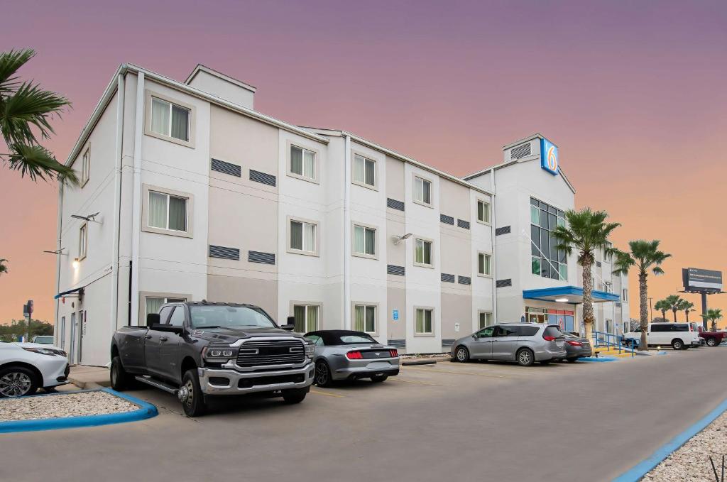 Motel 6-Eagle Pass, TX - Lakeside photo 2