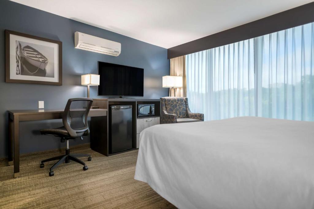 Best Western Plus Chocolate Lake Hotel - Tap to explore photos