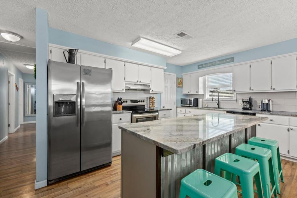 Anchors Away, Enjoy a Seasonal Heated Saltwater Pool, Ride Bikes, Enjoy Beach Life Just 2 Blocks Away, Complete with Game Room & Beach Gear photo 2