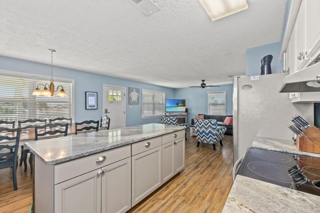 Anchors Away, Enjoy a Seasonal Heated Saltwater Pool, Ride Bikes, Enjoy Beach Life Just 2 Blocks Away, Complete with Game Room & Beach Gear photo 4