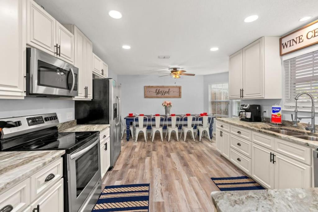 Sand Castle-Pool, Game Rooms, covered outdoor space with tiki bar, 1min walk to beach photo 4
