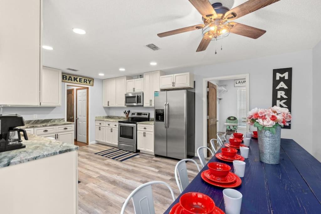 Sand Castle-Pool, Game Rooms, covered outdoor space with tiki bar, 1min walk to beach photo 1