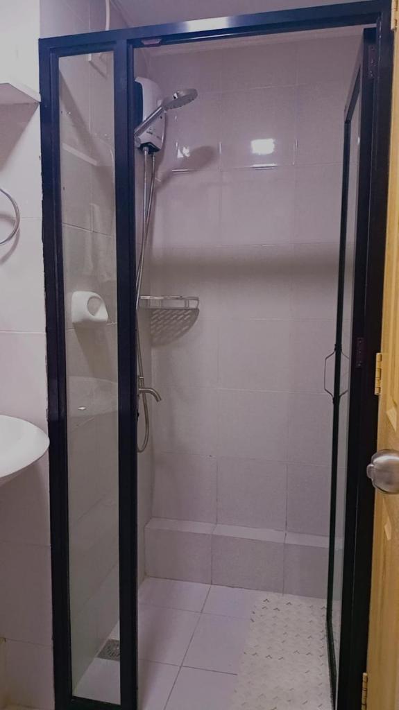 One Spatial Two Bedroom Condominium Unit with Pool and Gym free Netflix and wifi photo 3