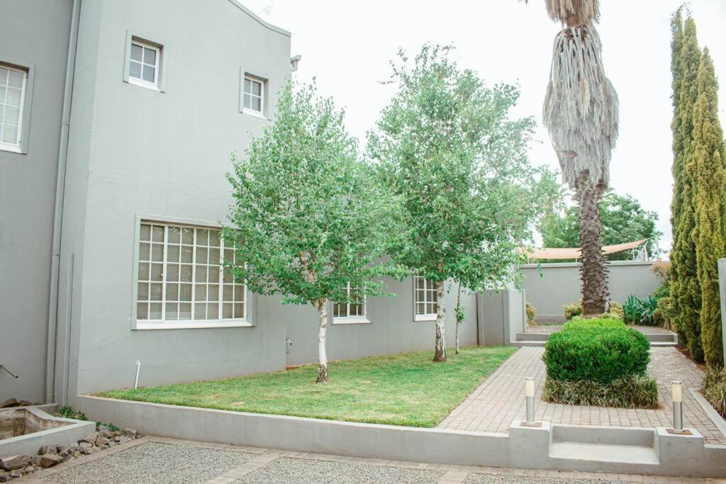 Private luxurious 3 bedroom complete house photo 2