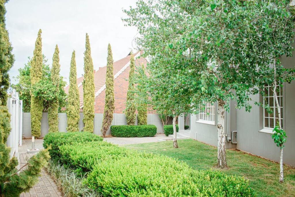 Private luxurious 3 bedroom complete house photo 4