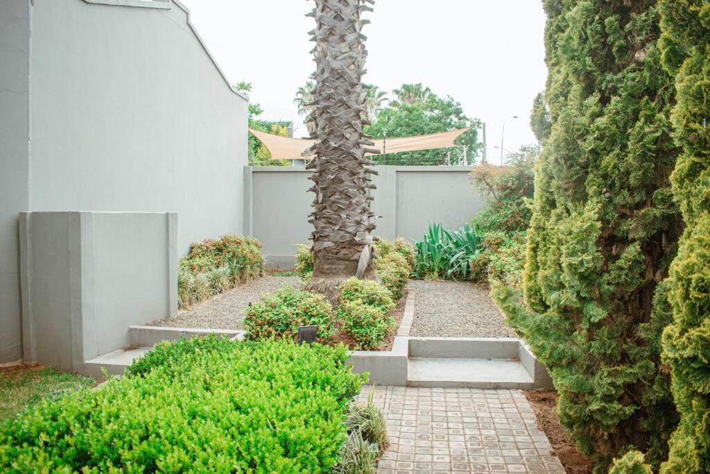 Private luxurious 3 bedroom complete house photo 3