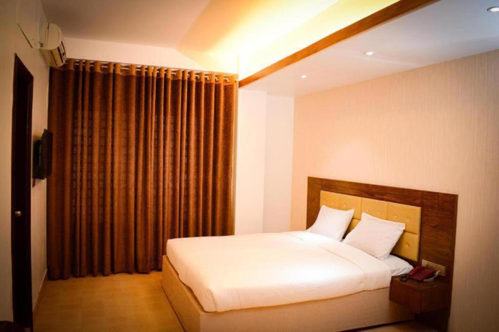 The Alina Hotel Near Railway Station photo 4