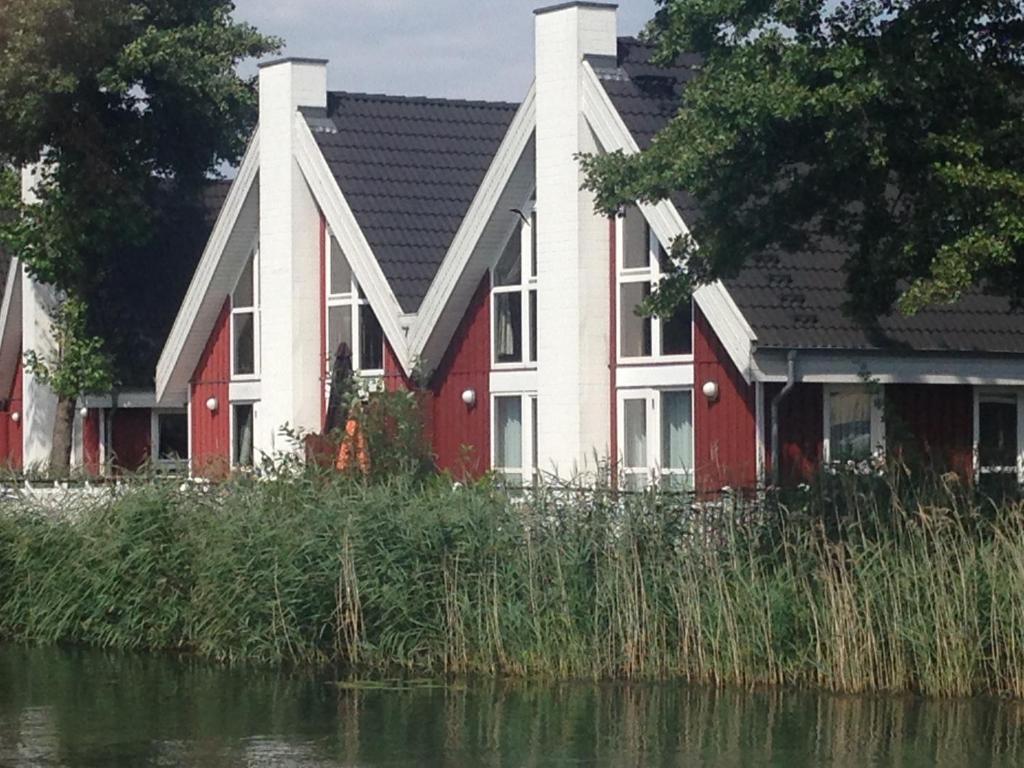 Ferienhaus mit Wasserterrasse - mit Sauna und Kamin - inklusive Nebenkosten photo 1